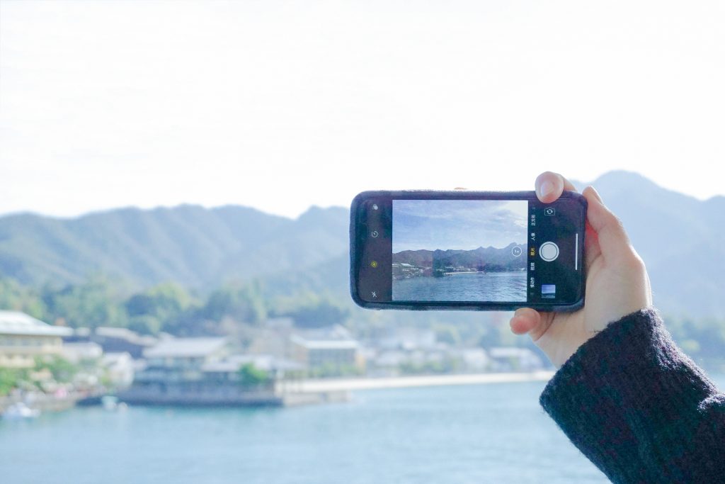 un téléphone portable prenant une photo de la mer