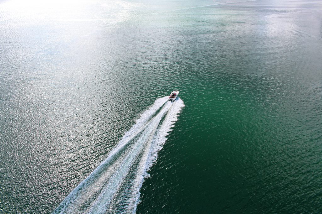 Trajet d'un bateau à moteur en mer